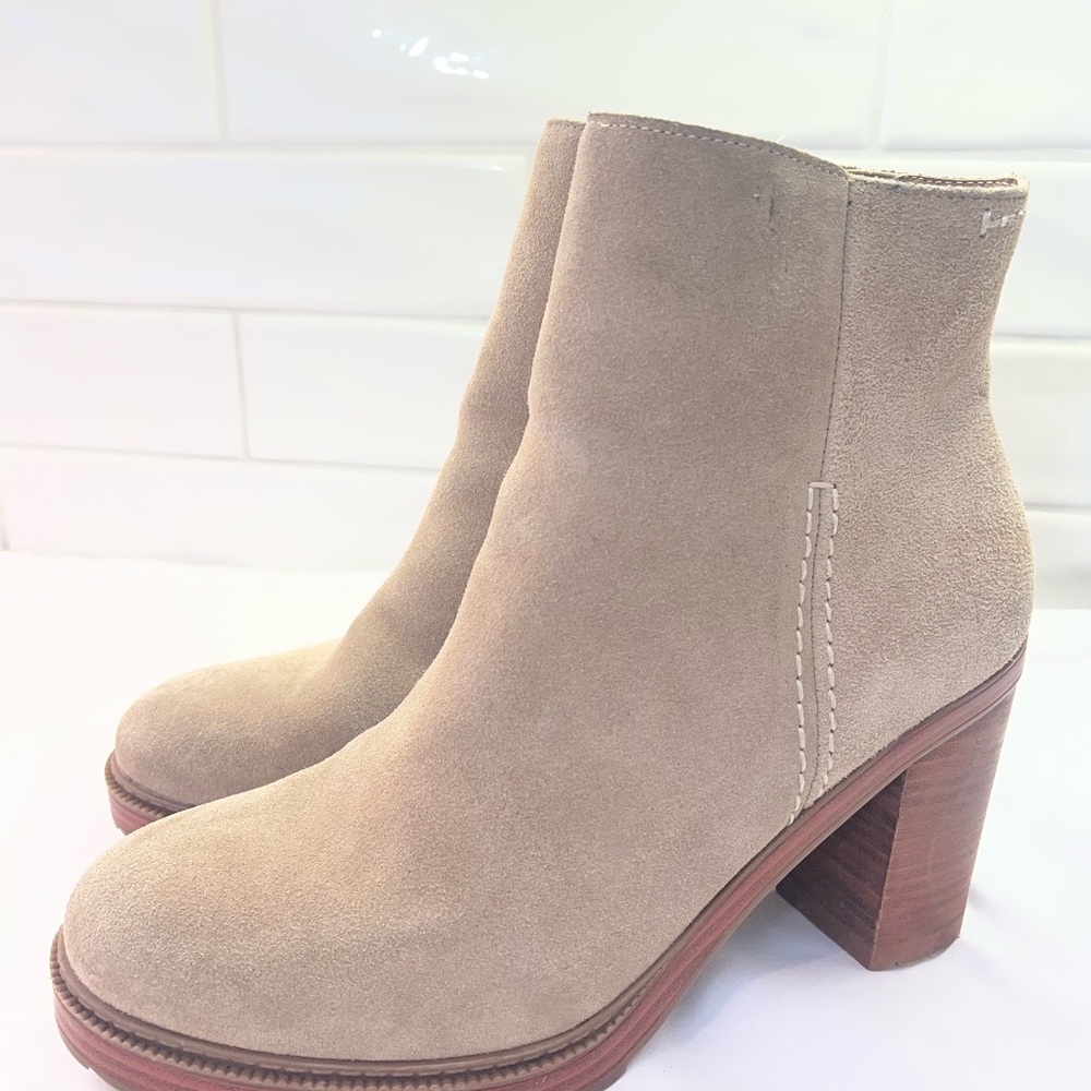 Crown Vintage Elegant Tan Suede Ankle Boots